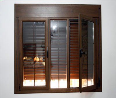 Ventana practicable con marco lacado en madera